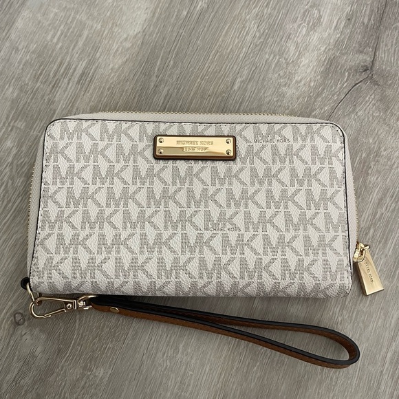 Michael Kors Vanilla Wristlet - Picture 1 of 8
